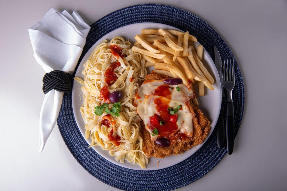 PARMEGIANA COM MACARRÃO